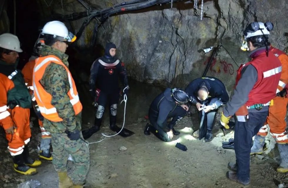Tres mineros bolivianos quedaron atrapados a 70 metros de profundidad (Twitter: @ChileRNS)