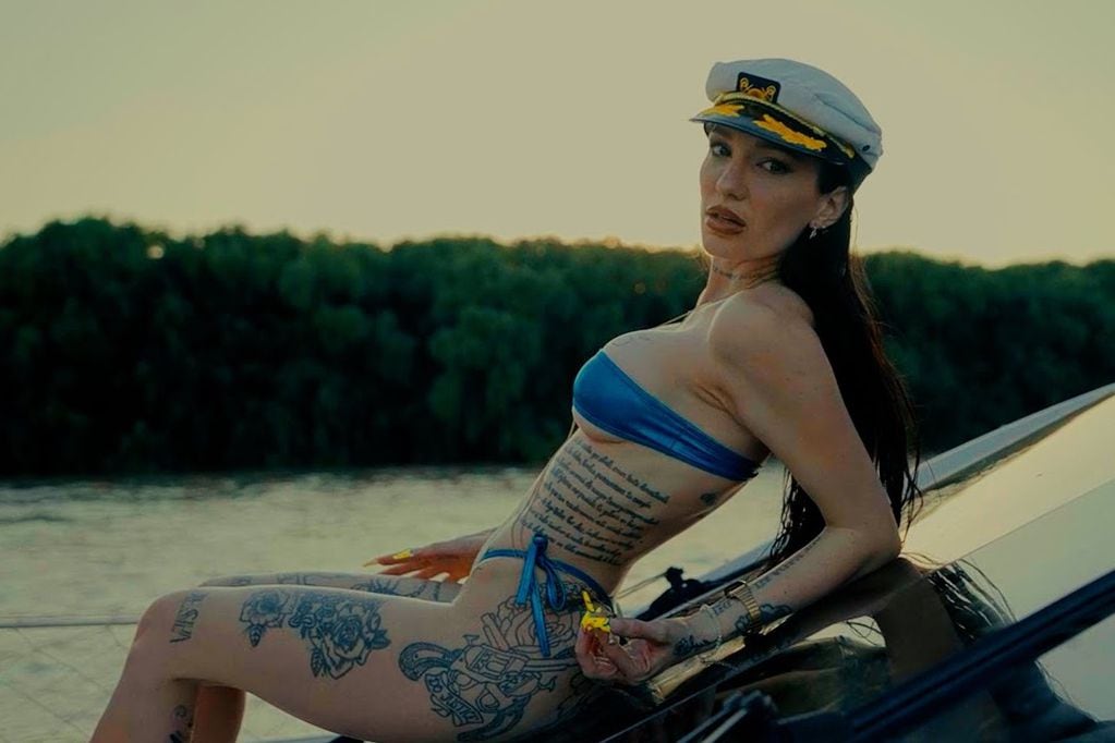 En yate con amigas y en bikini: La Joaqui estrenó el videoclip de “Traidora”