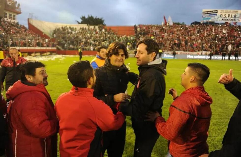 Ruben Forestello, técnico de San Martín, es felicitado por todos. El entrenador no aseguró su continuidad en el cargo.