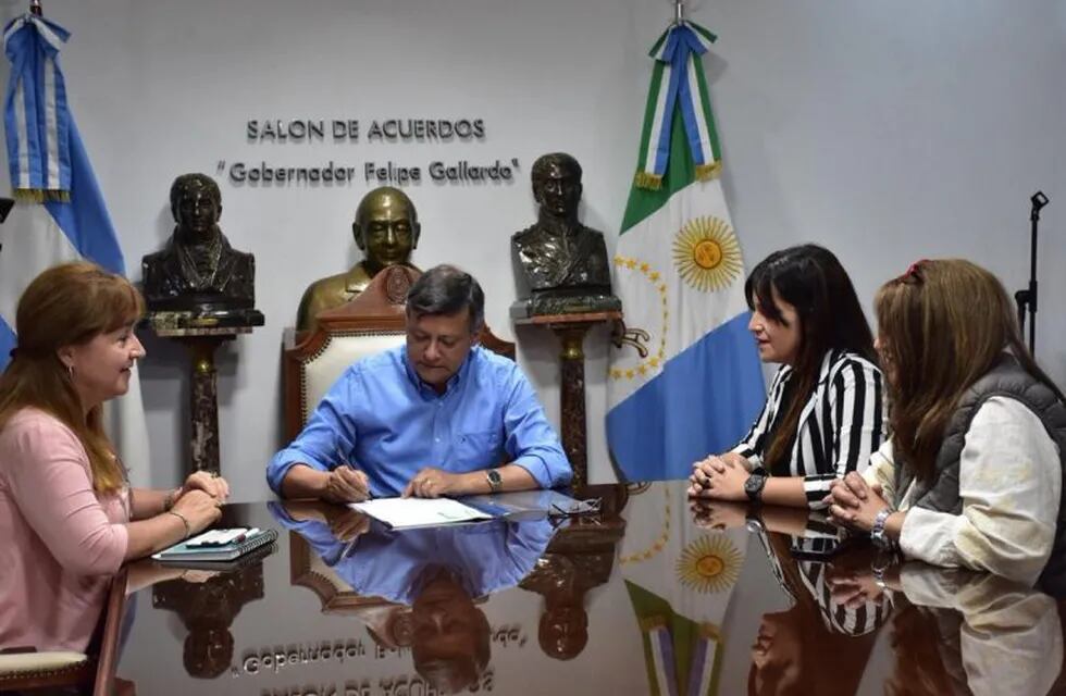 El gobernador, Domingo Peppo firmó la ley de Retiros Voluntarios para los trabajadores del Estado.