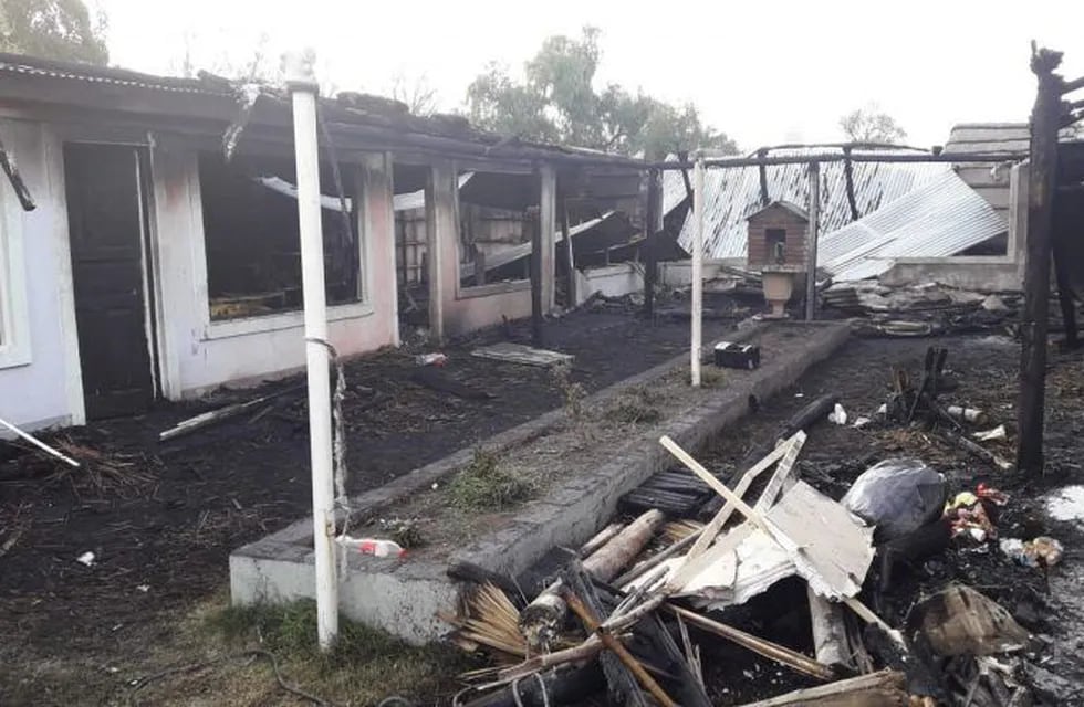 El fuego destruyó completamente el paseo de compras en el distrito de Monte Comán. Foto Media Mendoza.