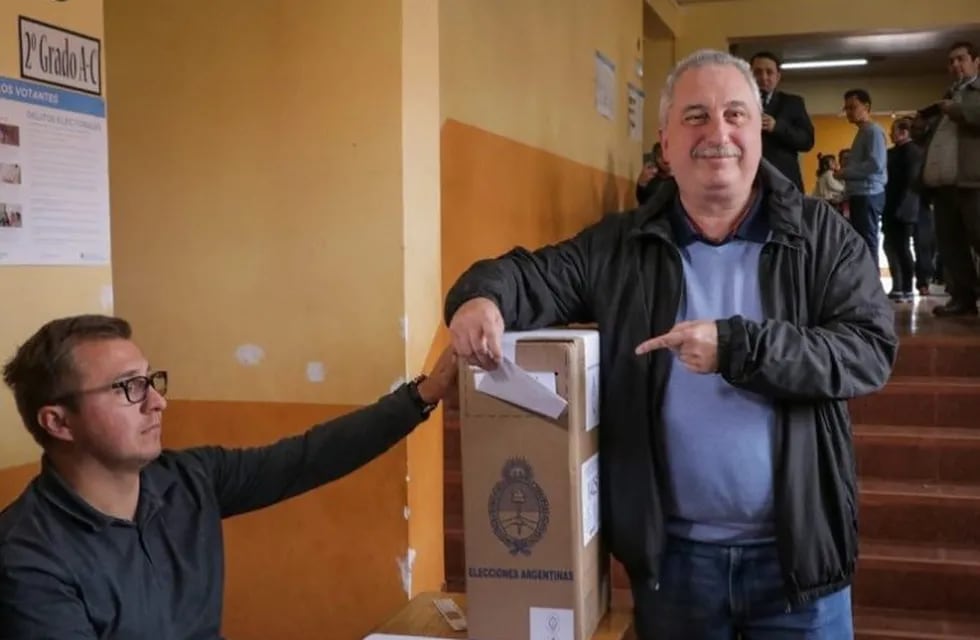 Hugo Passalacqua vota en una escuela de Oberá en las PASO 2019. (MisionesOnline)