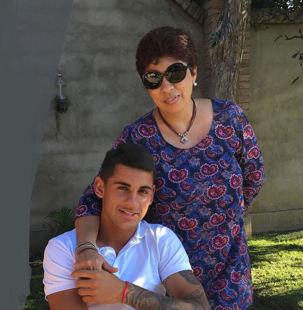 El defensor cordobés Cristian Romero y su mamá, que contó una historia hermosa entre ambos. (Instagram Cuti Romero).