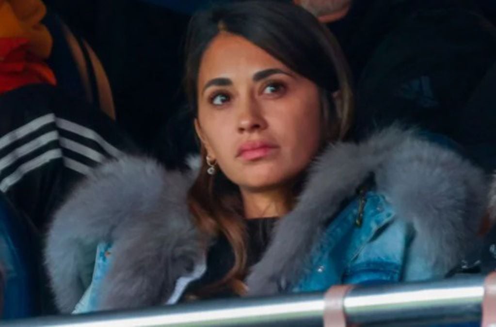 La reacción de Antonela Roccuzzo cuando Messi fue abucheado por los fans del PSG. (Captura)