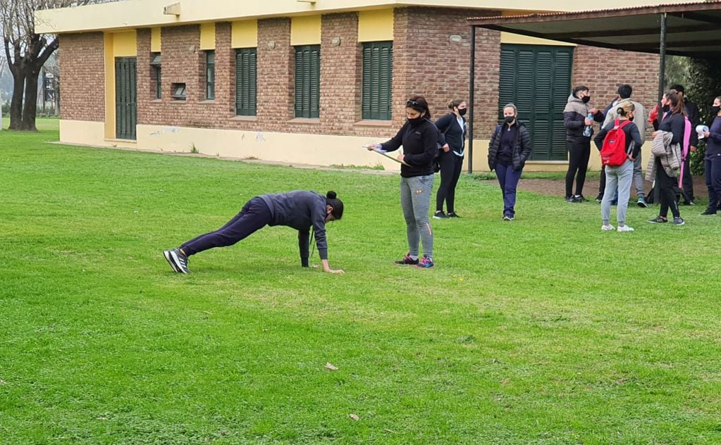 300 aspirantes se hicieron pruebas en la sede de la Sociedad Rural de Azul.