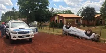 Azara: hallan un vehículo volcado sin ocupantes