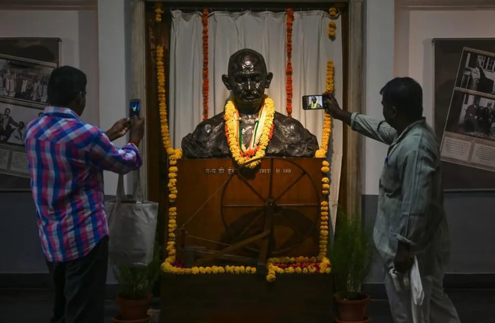 Visitors take a picture of a statue of Indian independence icon Mahatma Gandhi at the National Gandhi Museum, as India marked his 150th birth anniversary, in New Delhi on October 2, 2019. (Photo by Money SHARMA / AFP)