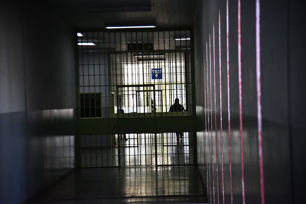 El asesinato del preso, por el que seis hombres fueron enviados a juicio, sucedió hace un año en el Módulo MX1 de la Cárcel de Bouwer. 