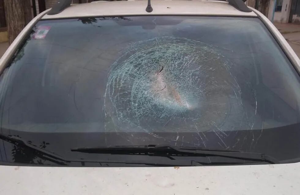 Otro ataque a piedrazos en la Autopista: conductor se salvó de milagro (SL24)