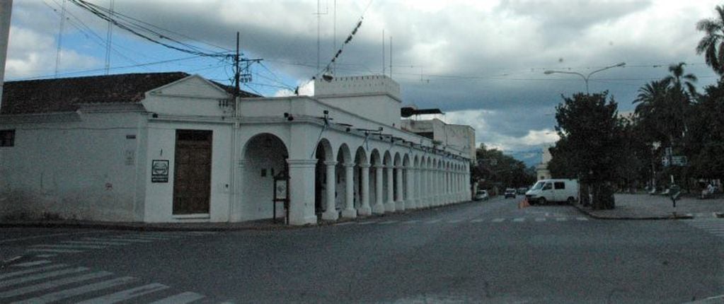 Durante décadas y hasta 2017, el histórico edificio y el predio ubicado detrás, fueron sede del Departamento Central de la Policía de la Provincia de Jujuy.