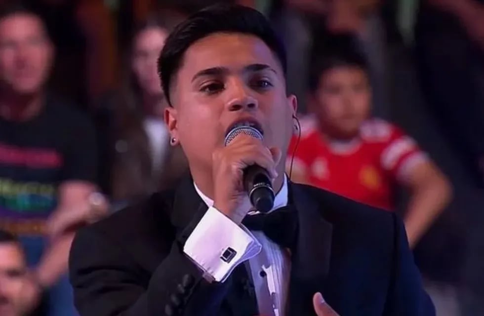 Enzo "Huesito" Flores le cantó a su pareja en Canta Conmigo Ahora y emocionó a todos. Además, avanzó de fase.
