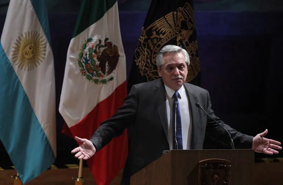 El presidente electo de Argentina, Alberto Fernández, participa en una conferencia magistral este martes, en el Antiguo Colegio de San Ildefonso, en Ciudad de México (México). Crédito: EFE/ Mario Guzmán.