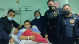 Policías de Córdoba ayudaron a parir a una joven madre