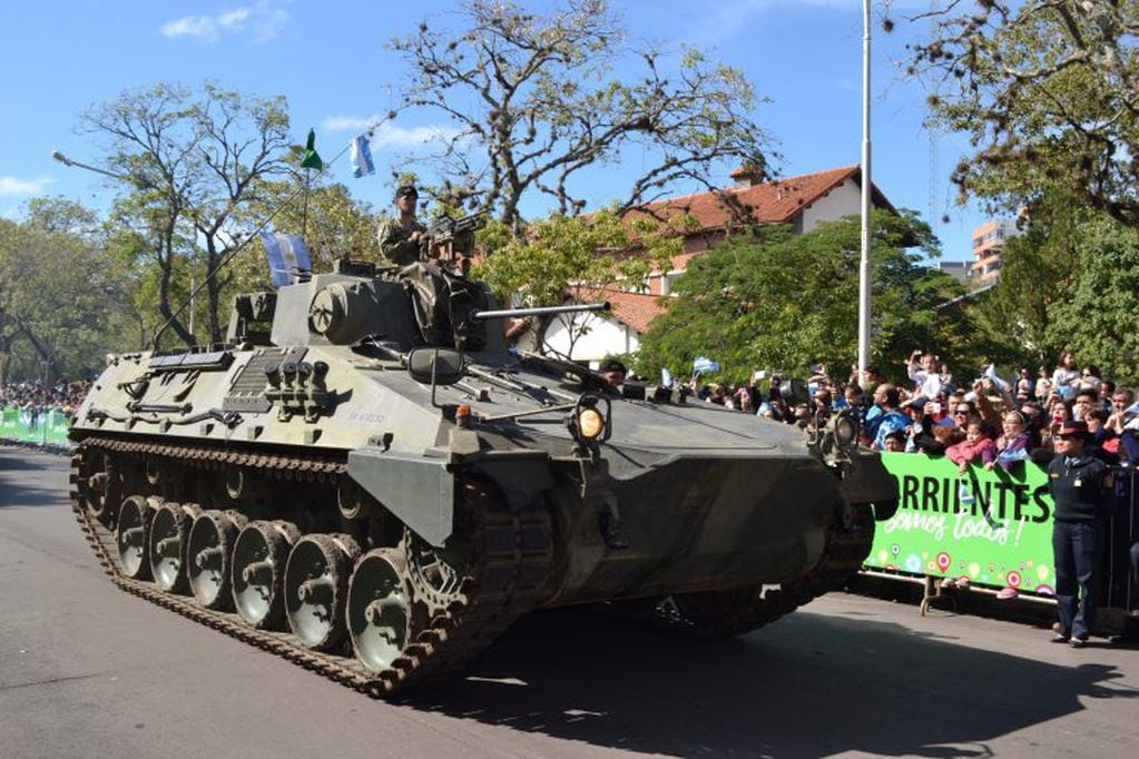 Aeronaves de las Fuerzas, tanques y helicópteros en el desfile patrio en Corrientes