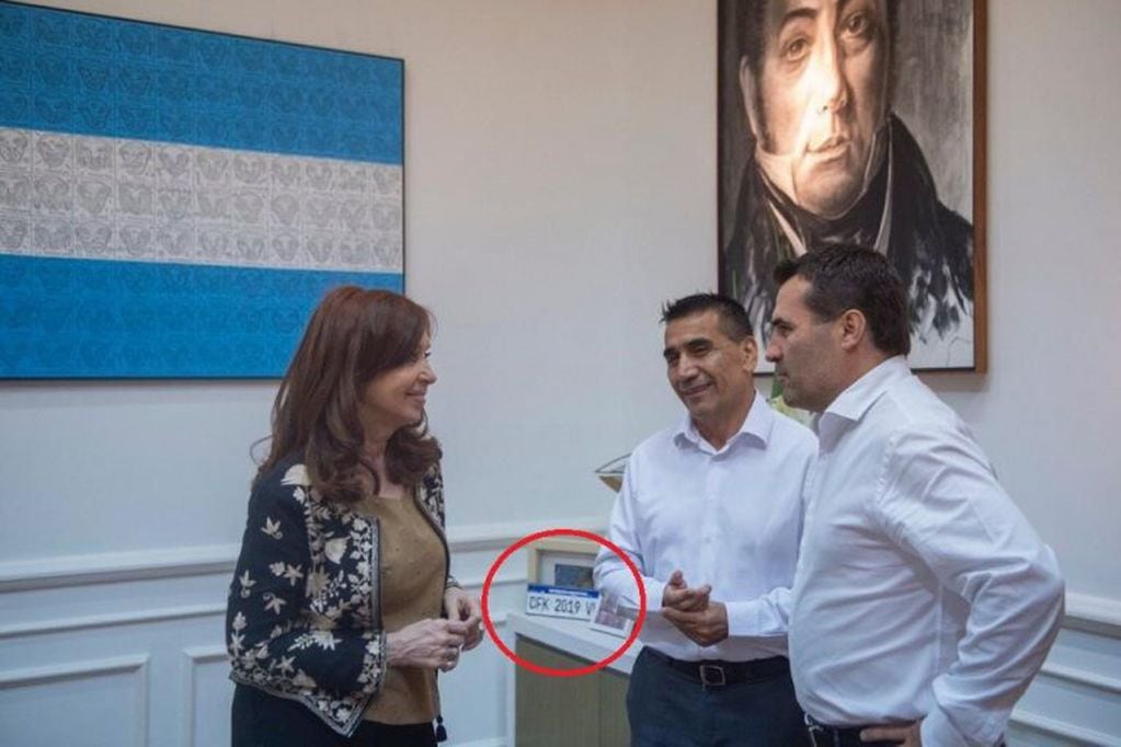 "CFK 2019", la patente que llamó la atención en la foto junto al gobernador de Neuquén por Unidad Ciudadana – Frente Neuquino, Ramón Rioseco, y su vice, Darío Martínez.