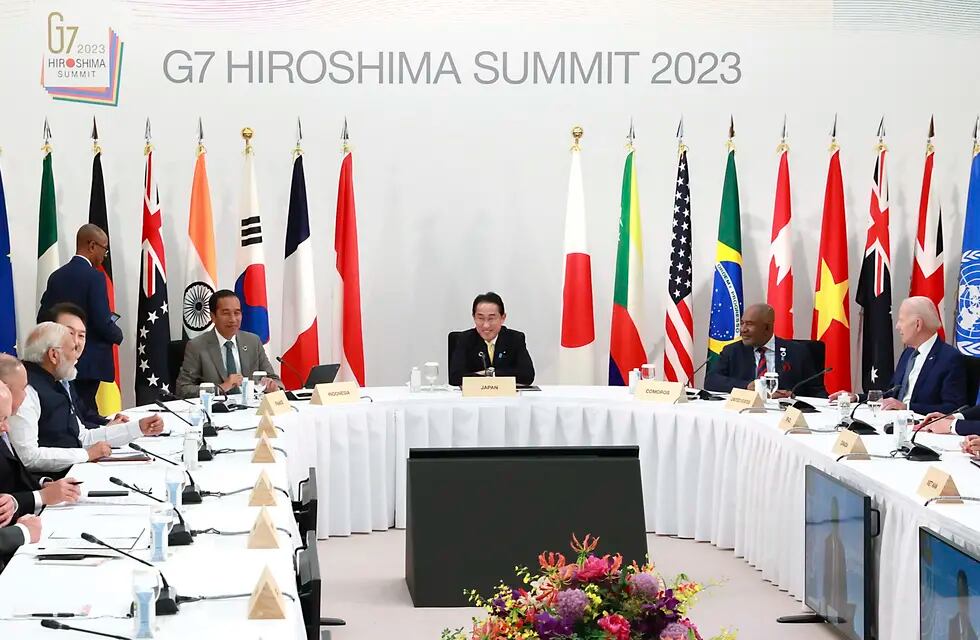 Políticos y delegados, incluyendo el presidente de Estados Unidos, Joe Biden (derecha); el primer ministro de Japón, Fumio Kishida (centro), o el presidente de Indonesia, Joko Widodo (centro, izquierda), durante una reunión del Grupo de los Siete en la cumbre de Hiroshima, Japón, el 20 de mayo de 2023. (Japan Pool vía AP)
