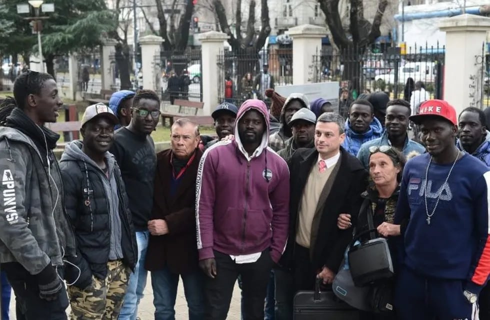 Senegaleses marchan hacia Fiscalía para pedir por los detenidos.