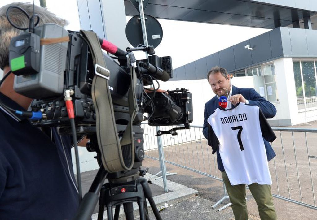 Un reportero sostiene la camiseta de Juventus con el apellido de la flamante incorporación (Foto: Massimo Pinca/REUTERS)