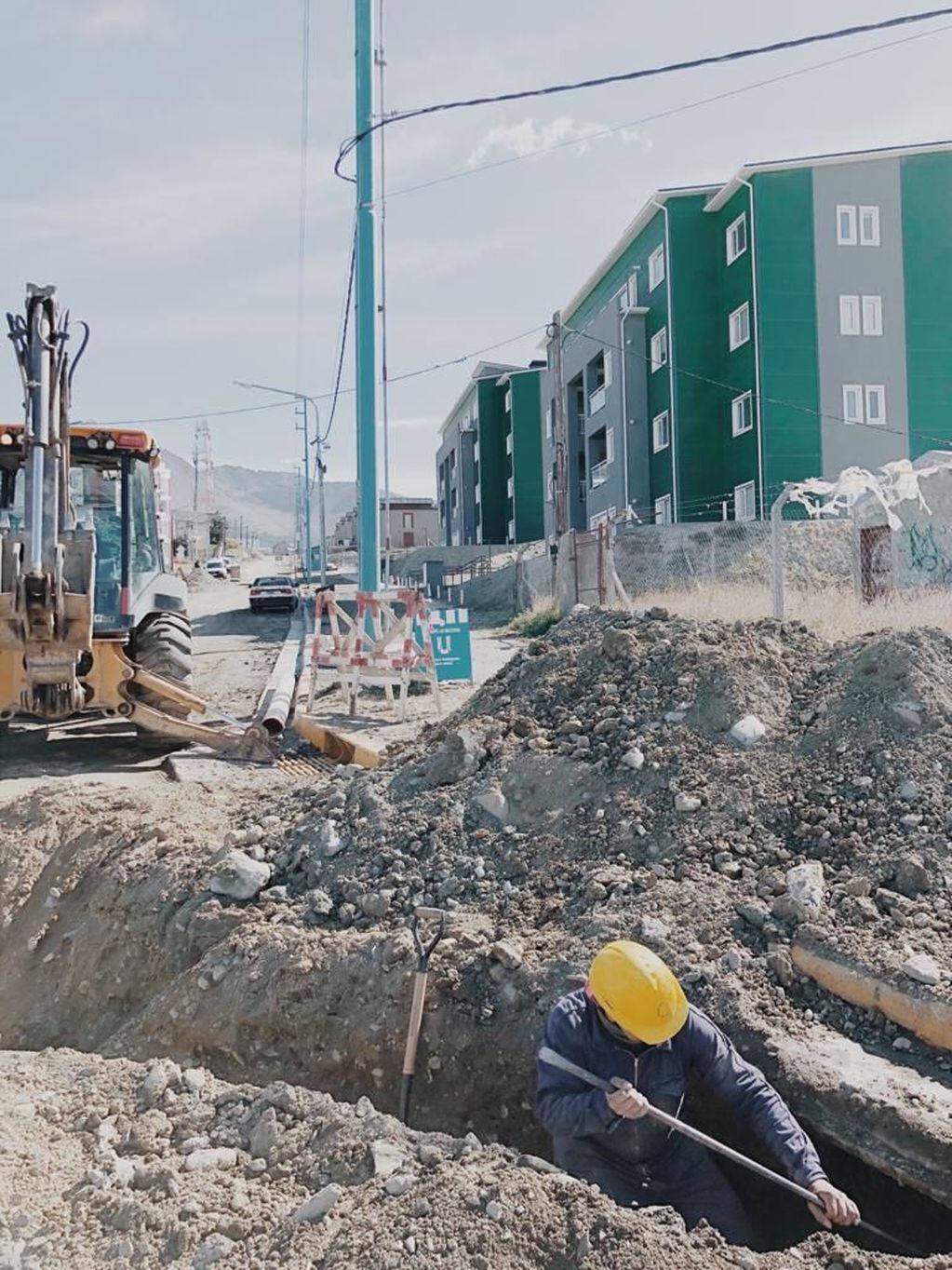 La Municipalidad de Ushuaia continúa con el desarrollo de su plan de obras para la temporada 2021-2022 y en la calle Formosa comenzaron las tareas iniciales de reconstrucción de red pluvial.