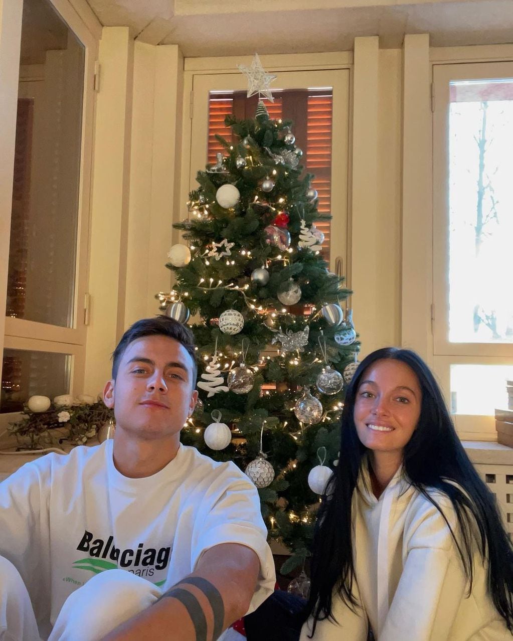 El espíritu navideño llegó a la casa de Paulo Dybala y Oriana Sabatini.