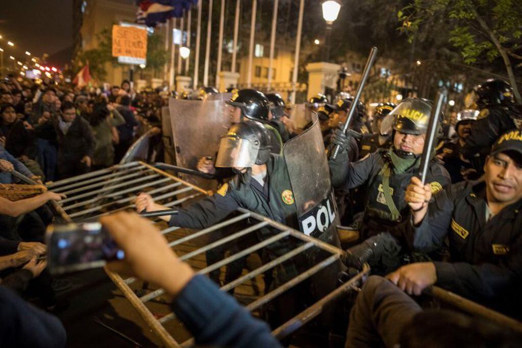 La policía lucha con los partidarios del presidente Martin Vizcarra. Crédito: AP Photo/Rodrigo Abd.