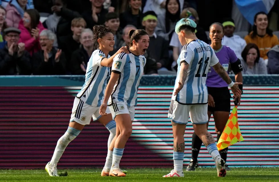 Argentina empató 2-2 con Sudáfrica. (AP)