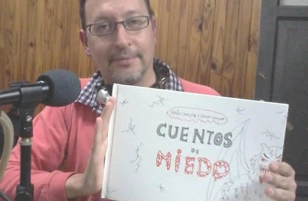 El escritor Diego Guevara, junto a uno de sus otros libros "Cuentos de Miedo", escrito en conjunto con Ramiro Quesada.