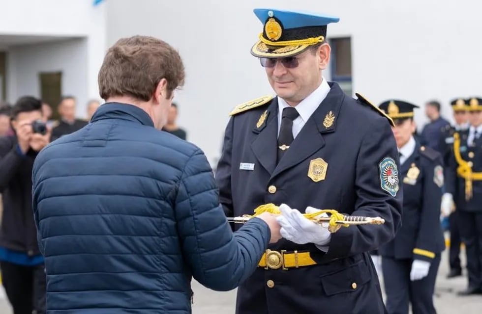 Jefe de la Policía Provincial el Comisario Mayor Lic. Jacinto Rolón junto a al Gobernador Gustavo Melella.