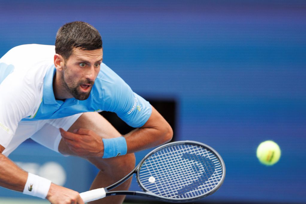 Novak Djokovic de Serbia grita después de ganar un punto sobre Bernabe Zapata Miralles de España durante su segunda ronda en el Campeonato Abierto de Tenis de EE.UU.