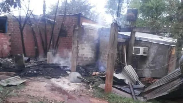 Puerto Iguazú: bomberos trabajaron en el incendio de una casa y en un despiste de auto