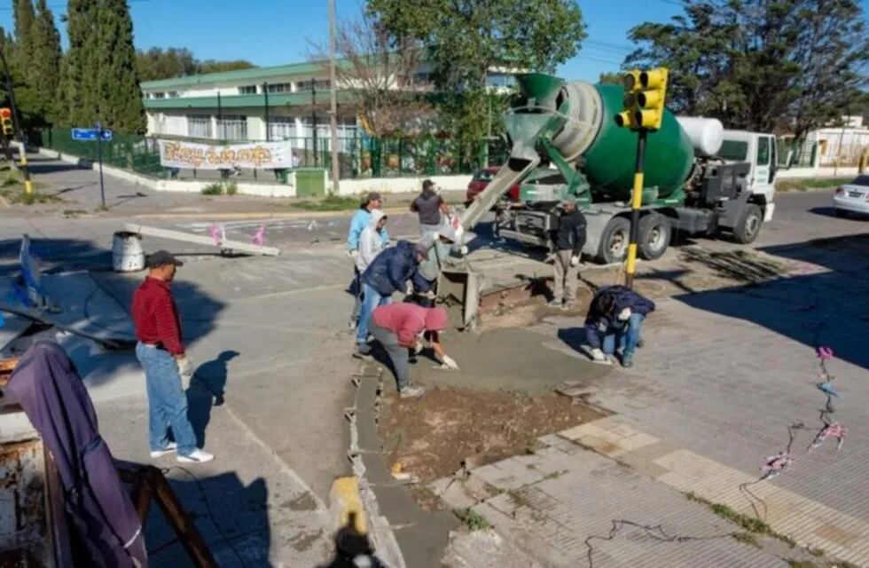 Continúan los trabajos de pavimentación y repasos en las calles de Rawson y Playa Unión.