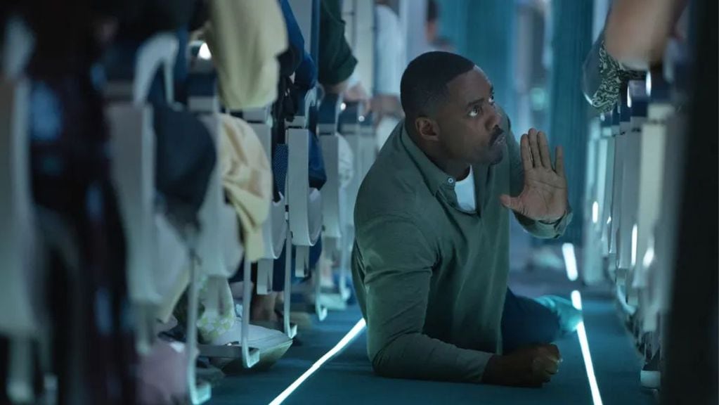 Idris Elba protagoniza la nueva serie de suspenso en el aire en Apple TV+.