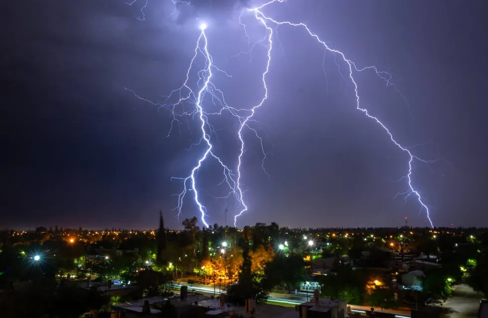 La tormenta eléctrica del lunes provocó el corte de luz en varias zonas del Gran Mendoza. Se espera un aumento de inestabilidad en toda la provincia.