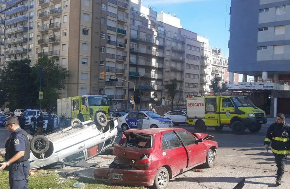 El siniestro vial ocurrió este miércoles por la mañana en Colón y Güemes. Un Peugeot 306 cruzó el semáforo en rojo y chocó contra dos vehículos estacionados.
