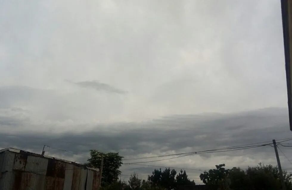 La ciudad quedó cubierta por las nubes casi sin tregua desde el lunes. (@oscarfaixat)