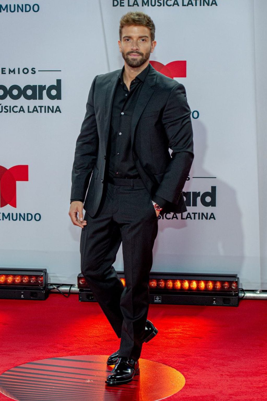 Pablo Alborán a su llegada a la alfombra roja de los Premios Billboard de la Música Latina. (Foto: EFE)