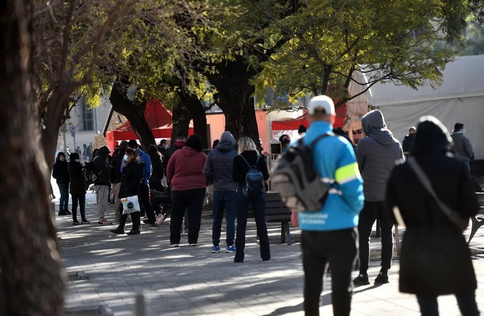 Mucha gente acudió esta mañana a puestos céntricos para testearse. Explaza Vélez Sársfield. (Pedro Castillo/ La Voz)