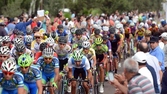  El grueso del pelotón pasa por la calle Paso de Maipú. La 41º Vuelta Ciclistica de Mendoza fue una de las mejores de los últimos tiempos.