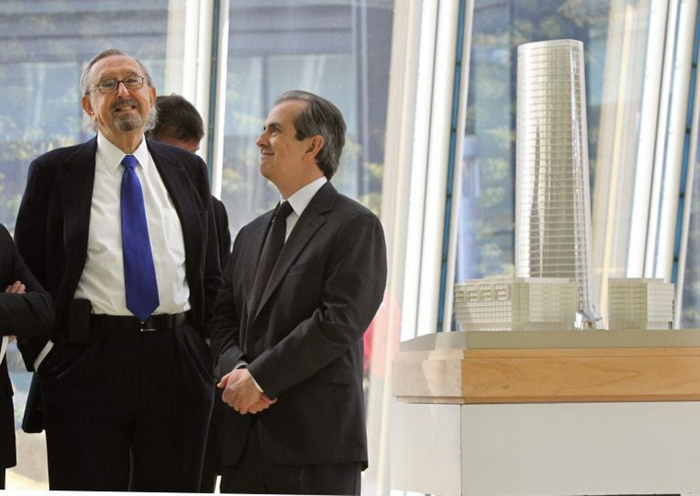 Los arquitectos César Pelli y Axel Zemborain junto a la maqueta de la Torre Iberdrola, diseñada por el estudio Pelli Clarke Pelli para esa compañía eléctrica, el día de su inauguración el 21 de febrero de 2012, ceremonia a la que asistieron los Reyes de España.