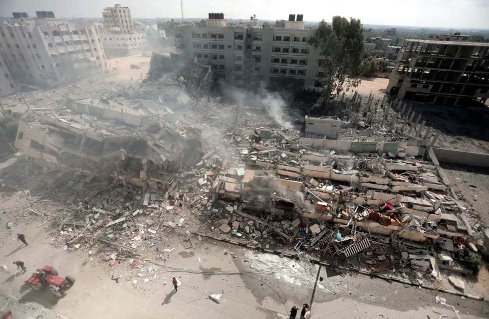 Vista de edificios destruidos tras ataques aéreos israelíes en Ciudad de Gaza.