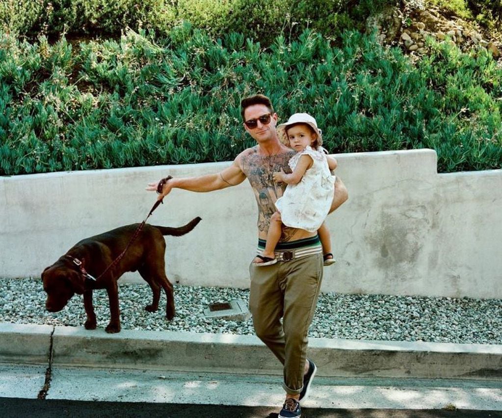 El hijo de Michael Douglas junto a su pequeña hija Lua (Foto: gettyimages)