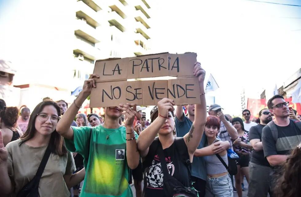 "No al avance sobre los derechos del pueblo" y "No al DNU", los postulados de la marcha.