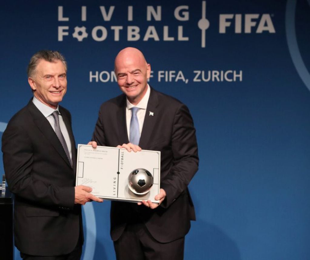 Macri fue distinguido por la FIFA por sus aportes al fútbol mundial