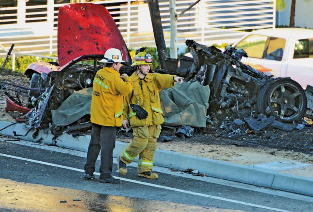 El auto, luego del accidente en el que viajaban Paul Walker y su amigo Roger Rodas.