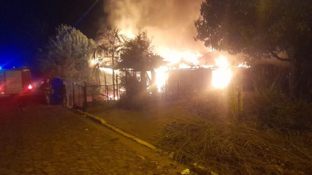 Una casa se redujo a cenizas tras un incendio en Hipólito Yrigoyen.