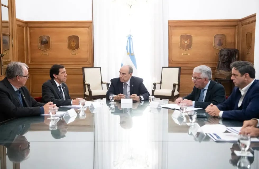 El ministro Carlos Stanic y el gobernador Carlos Sadir (ambos a la izquierda), en diálogo con los funcionarios nacionales, previo a la firma del acuerdo por la reactivación de la obra pública.
