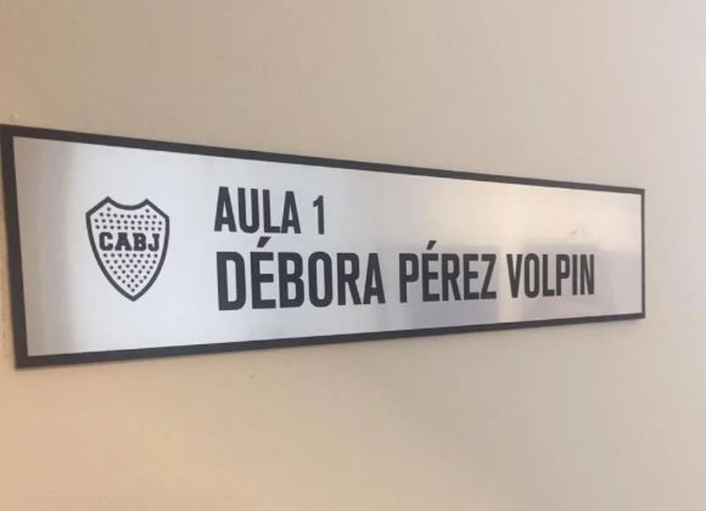 La placa en homenaje a Débora Pérez Volpin. (TN)