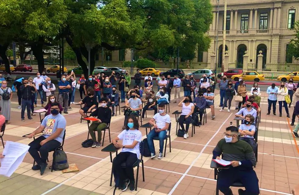 Se realizó una clase abierta frente al Colegio Carbó en apoyo al retorno a las aulas.