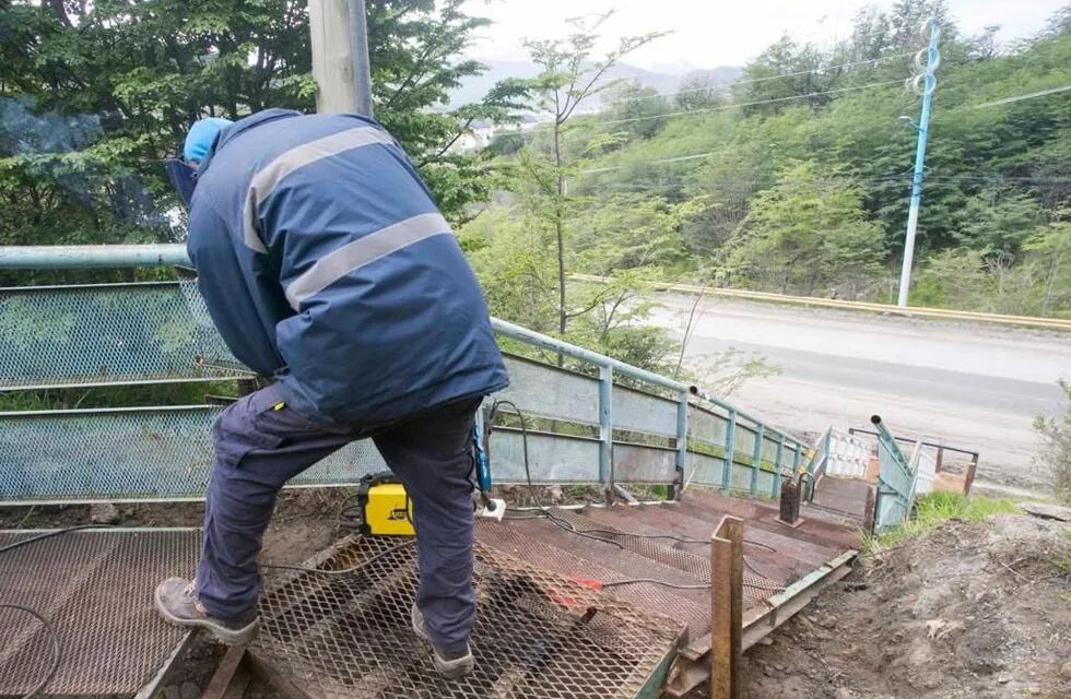 Ushuaia: construyen una escalera en el acceso al barrio Dos Banderas y sectores aledaños