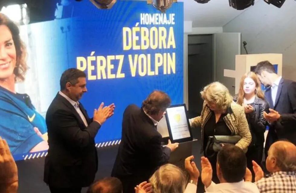 Boca homenajeó a Débora Pérez Volpin. (TN)